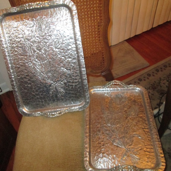 SET OF TWO HAMMERED ALUMINUM TRAYS WITH HANDLES